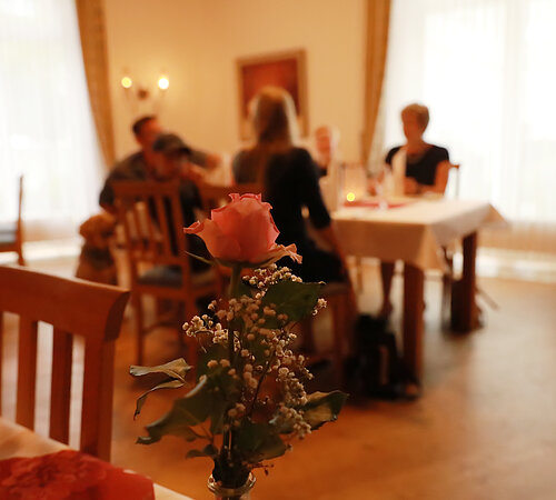 Speisen im Kaminzimmer im Parkhotel Altmühltal