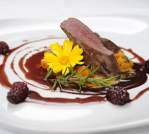 Fleischgericht mit Kürbis und Beeren im Parkhotel Altmühltal